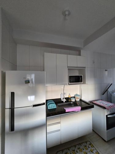 Η κουζίνα ή μικρή κουζίνα στο Ap Recanto 3,2 km da unirv 302 B4