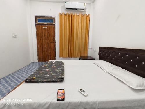 Ένα ή περισσότερα κρεβάτια σε δωμάτιο στο S K Home Stay