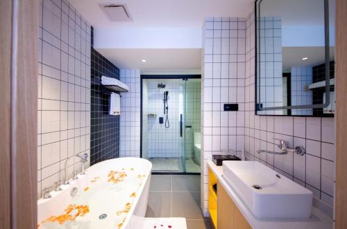 Koupelna v ubytování 博雅酒店张家界国家森林公园店