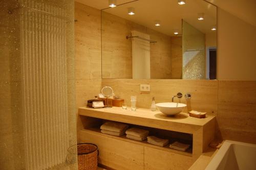 W łazience znajduje się umywalka i lustro. w obiekcie B&B Cottage Sandfort w mieście Zandvoorde