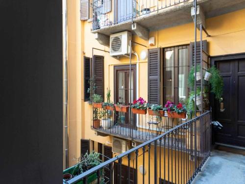 Artistic flat w wooden beams, Porta Venezia