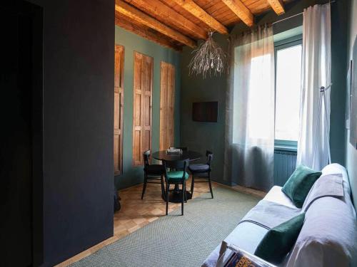 Artistic flat w wooden beams, Porta Venezia