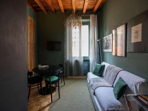 Artistic flat w wooden beams, Porta Venezia