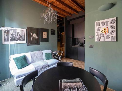 Artistic flat w wooden beams, Porta Venezia