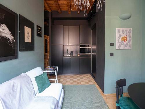 Artistic flat w wooden beams, Porta Venezia