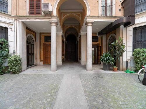 Spacious flat w wooden beams - Porta Venezia