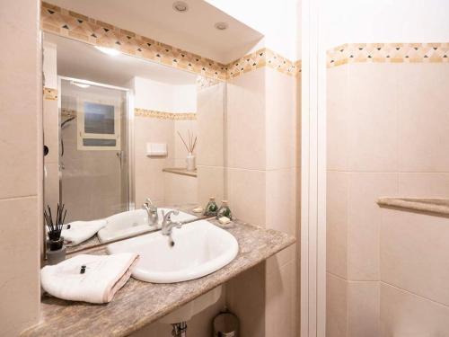Spacious flat w wooden beams - Porta Venezia