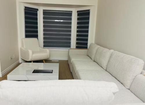 Afbeelding uit fotogalerij van Peaceful- King Beds- Attached Garage - Pet Friendly in Edmonton