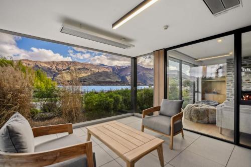 - un salon avec vue sur les montagnes dans l'établissement Lakefront Luxury 3 Bedroom Apartment, à Wanaka