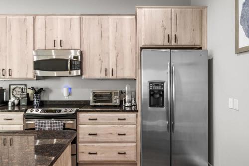 Kuchyň nebo kuchyňský kout v ubytování NEW Elegant Downtown Escape with Modern Comforts