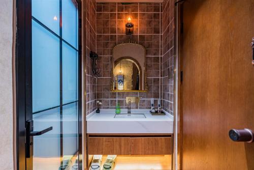 a bathroom with a sink and a mirror at Beijing Magic Villa in Tuqiao