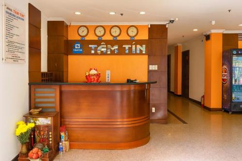 a bar in a restaurant with clocks on the wall at Tâm Tín Hotel Hồ Chí Minh in Ho Chi Minh City