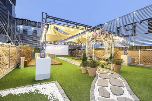 a garden with a tent and plants on a building at Gijang Ryan Hotel in Busan