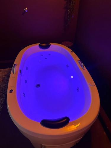 een bad met een blauw licht in een kamer bij Chalé do chamego in Alto Paraíso de Goiás