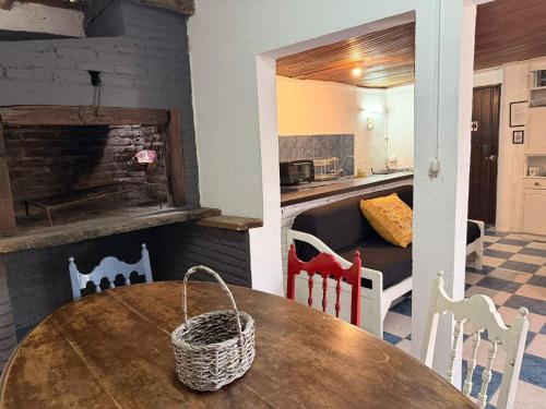 a dining room with a table and chairs and a kitchen at Casa cómoda en La Barra in Punta del Este
