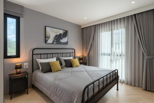 Postel nebo postele na pokoji v ubytování The Title Legendary Bang Tao - Modern 1BR Resort Apartment