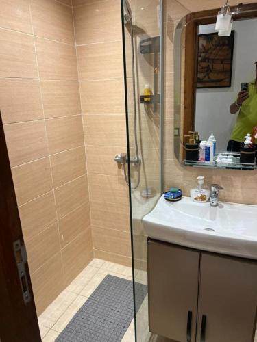 a bathroom with a shower and a sink and a mirror at Perfect Studio Apartment La Cañada in Fès