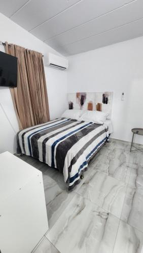 Llit o llits en una habitació de Las Palomas Residences