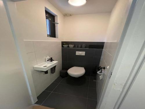 Koupelna v ubytování Sunny Family Bungalow by the Lake