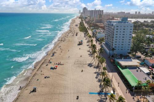 an aerial view of a beach with palm trees and the ocean at Cozy studio wbeach boardwalk steps kitchen in Hollywood