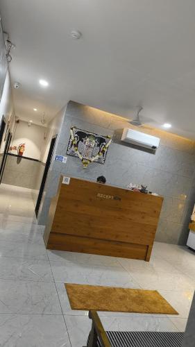 een kamer met een bank in het midden van een gebouw bij Hotel Baroda Rooms in Jāmb