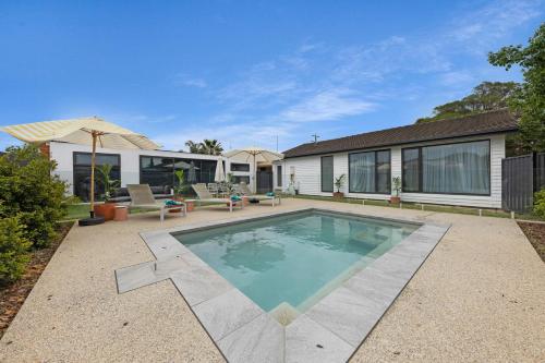 una piscina en el patio trasero de una casa en California 'Luxe Boho' with Pool, en Echuca