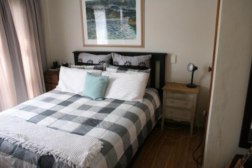 Postel nebo postele na pokoji v ubytování Hosts on the Coast Sandy Paws