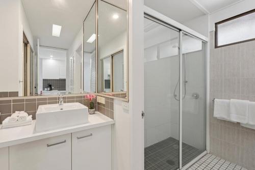 Koupelna v ubytování Hibiscus Villa - Beachfront, 2 pools, Tennis, Restaurant