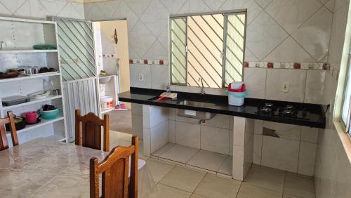 a kitchen with a black counter top in a room at Large and comfortable house in the new Maraba - Folha 16 in Marabá