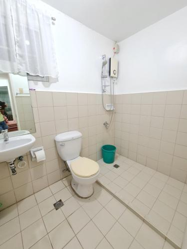 een badkamer met toilet en wastafel bij Panglao Ramyer Villa 1 in Sampong