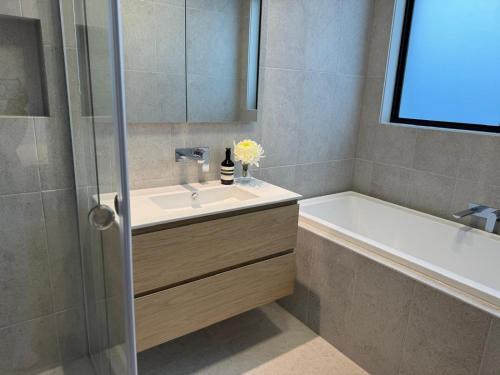 Koupelna v ubytování Seas the Day