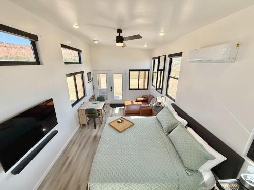 TV a/nebo společenská místnost v ubytování Tiny Home w Panoramic Views Hot Tub Near Zion