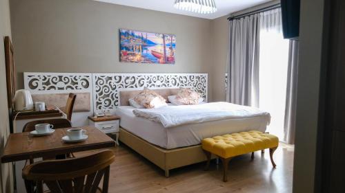 a bedroom with a bed and a table and a table sidx sidx sidx at Adana City Boutique Hotel in Adana