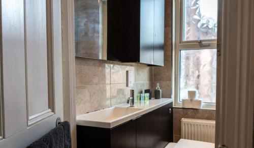 ダービーにある6 BDR House By Eason Stays Short Lets & Serviced Accommodation Derby With Free Parkingのシンクと窓のあるキッチン