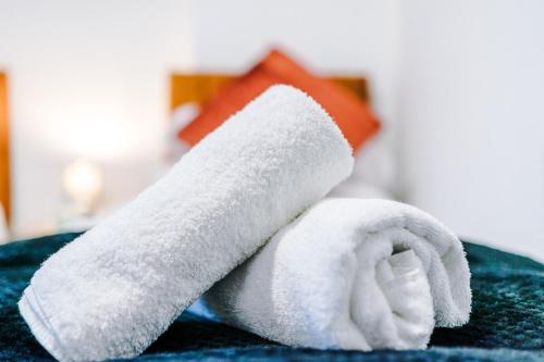 Katil atau katil-katil dalam bilik di Four BR House By Eason Stays Short Lets & Serviced Accommodation Atherton With Free Parking