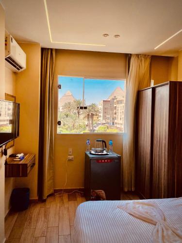 Postel nebo postele na pokoji v ubytování Pyramids King Night Hotel