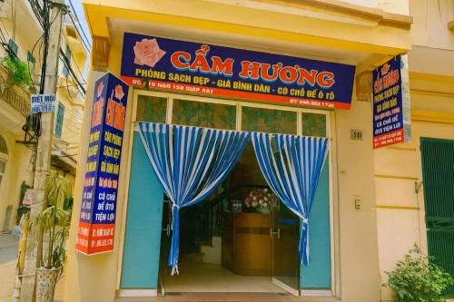 une devanture de magasin avec des rideaux bleus dans l'embrasure de la porte dans l'établissement Cẩm Hương Motel, à Hanoï