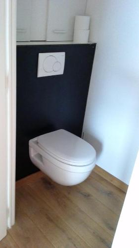 uma casa de banho com um WC branco num quarto em Holiday Home Goesting em Nieuwpoort
