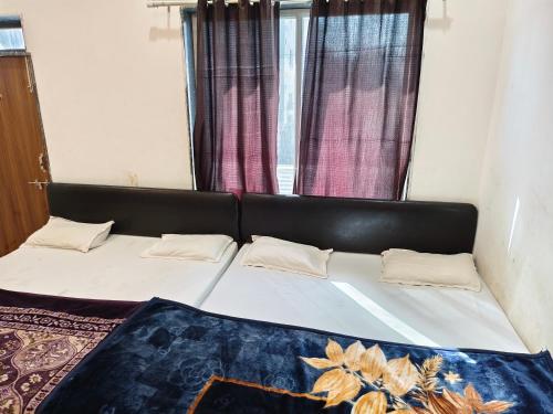 Aasha Palace Khatu Shyam Ji客房内的一张或多张床位