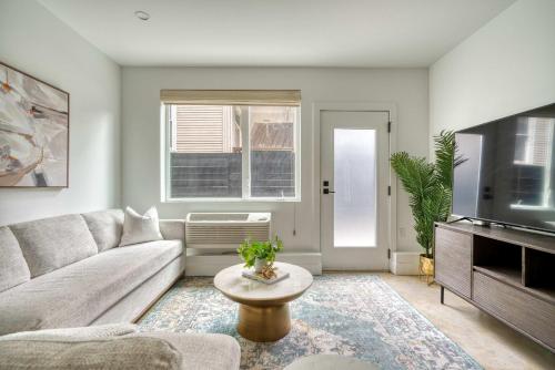 TV a/nebo společenská místnost v ubytování The Artist's Oasis on Alberta - 90 WalkScore