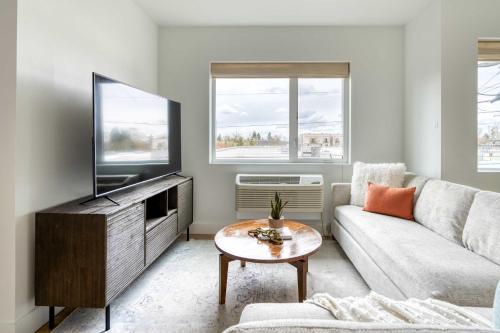 TV a/nebo společenská místnost v ubytování Stay Portland - Designer 2BR Alberta Arts District 90 WalkScore