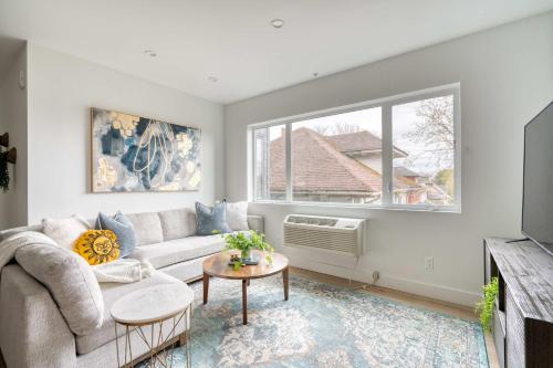 ein Wohnzimmer mit einer Couch und einem Fenster in der Unterkunft Stay Portland - The Cascadia Retreat - Luxury Home - 90 WalkScore in Portland