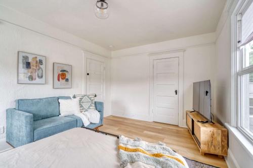 Televiisor ja/või meelelahutuskeskus majutusasutuses Stay Portland - The Bohemian Bungalow on Broadway - 94 WalkScore