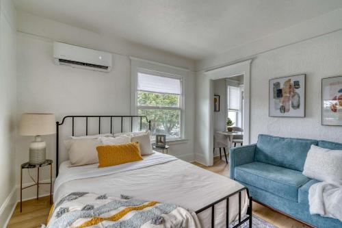 Voodi või voodid majutusasutuse Stay Portland - The Bohemian Bungalow on Broadway - 94 WalkScore toas