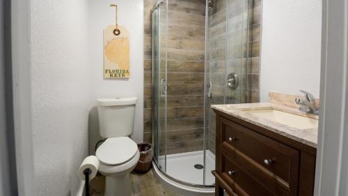 een badkamer met toilet, douche en wastafel bij 409 Mariners Club in Key Largo