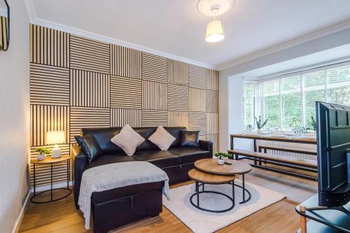 Postel nebo postele na pokoji v ubytování 2 BR House By Eason Stays Short Lets & Serviced Accommodation Wythenshawe With Free Parking