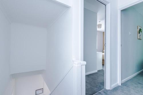 Koupelna v ubytování 2 BR House By Eason Stays Short Lets & Serviced Accommodation Wythenshawe With Free Parking