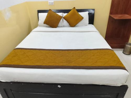 Postel nebo postele na pokoji v ubytování SURYA TRANSIT INN - KEMPEGOWDA International Airport