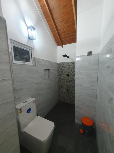 Un baño con inodoro blanco y ducha. en Cinnamon Edge Mirissa, en Mirissa