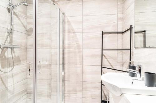 プレストンにある2 BDR Flat By Eason Stays Short Lets & Serviced Accommodation Preston With Free Wifiのシャワーと洗面台を備えた白いバスルーム